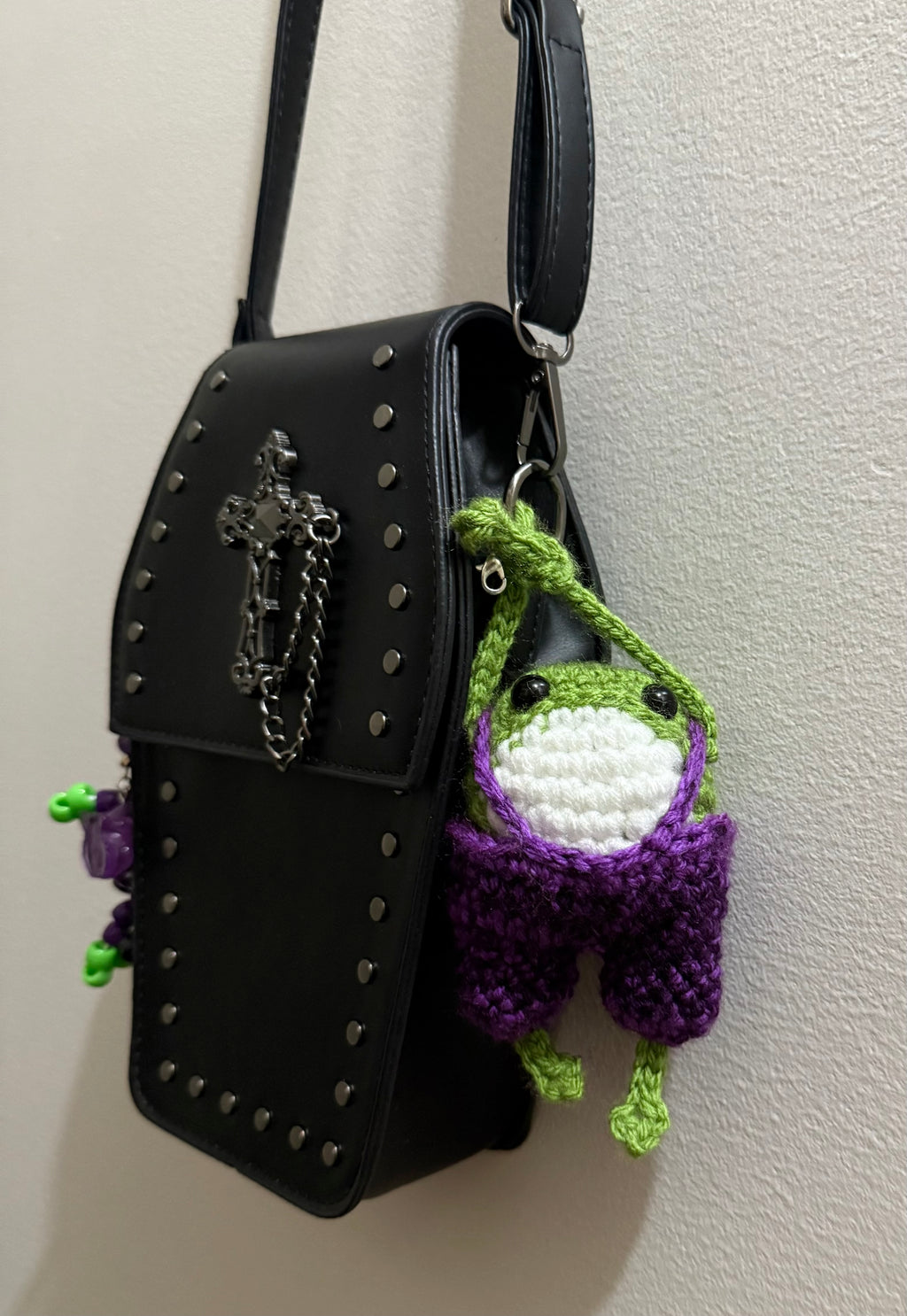 frog wearing overalls keychain (made to order)