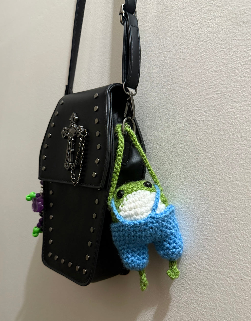 frog wearing overalls keychain (made to order)